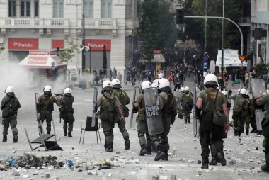 Polis ve göstericiler, 29 Haziran 2011 tarihinde Atina'da hükümetin politikası ve tasarruf kesintilerine karşı düzenlenen 48 saatlik genel grev sırasında Yunan parlamentosu önünde çatıştı.