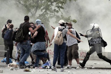 Polis ve göstericiler, 29 Haziran 2011 tarihinde Atina'da hükümetin politikası ve tasarruf kesintilerine karşı düzenlenen 48 saatlik genel grev sırasında Yunan parlamentosu önünde çatıştı.