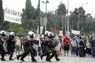 Polis ve göstericiler, 29 Haziran 2011 tarihinde Atina'da hükümetin politikası ve tasarruf kesintilerine karşı düzenlenen 48 saatlik genel grev sırasında Yunan parlamentosu önünde çatıştı.
