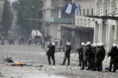Polis ve göstericiler, 29 Haziran 2011 tarihinde Atina'da hükümetin politikası ve tasarruf kesintilerine karşı düzenlenen 48 saatlik genel grev sırasında Yunan parlamentosu önünde çatıştı.