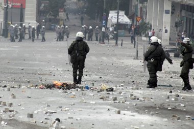 Polis ve göstericiler, 29 Haziran 2011 tarihinde Atina'da hükümetin politikası ve tasarruf kesintilerine karşı düzenlenen 48 saatlik genel grev sırasında Yunan parlamentosu önünde çatıştı.