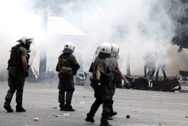 Polis ve göstericiler, 29 Haziran 2011 tarihinde Atina'da hükümetin politikası ve tasarruf kesintilerine karşı düzenlenen 48 saatlik genel grev sırasında Yunan parlamentosu önünde çatıştı.