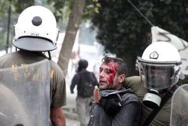 Polis ve göstericiler, 29 Haziran 2011 tarihinde Atina'da hükümetin politikası ve tasarruf kesintilerine karşı düzenlenen 48 saatlik genel grev sırasında Yunan parlamentosu önünde çatıştı.