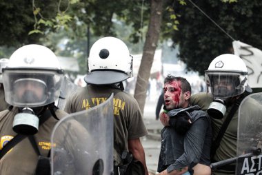 Polis ve göstericiler, 29 Haziran 2011 tarihinde Atina'da hükümetin politikası ve tasarruf kesintilerine karşı düzenlenen 48 saatlik genel grev sırasında Yunan parlamentosu önünde çatıştı.