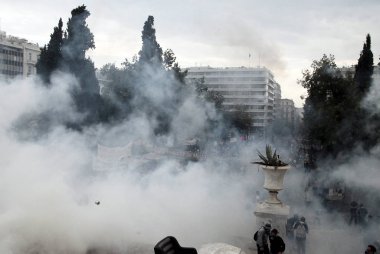 Polis ve göstericiler, 29 Haziran 2011 tarihinde Atina'da hükümetin politikası ve tasarruf kesintilerine karşı düzenlenen 48 saatlik genel grev sırasında Yunan parlamentosu önünde çatıştı.