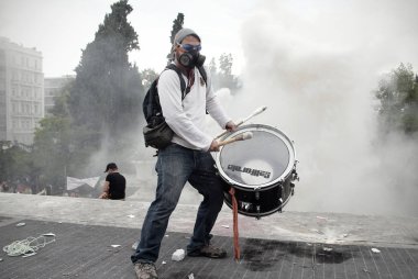 Polis ve göstericiler, 29 Haziran 2011 tarihinde Atina'da hükümetin politikası ve tasarruf kesintilerine karşı düzenlenen 48 saatlik genel grev sırasında Yunan parlamentosu önünde çatıştı.