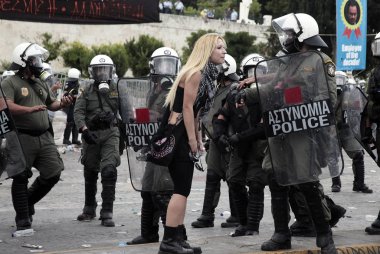 Polis ve göstericiler, 29 Haziran 2011 tarihinde Atina'da hükümetin politikası ve tasarruf kesintilerine karşı düzenlenen 48 saatlik genel grev sırasında Yunan parlamentosu önünde çatıştı.