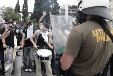 Polis ve göstericiler, 29 Haziran 2011 tarihinde Atina'da hükümetin politikası ve tasarruf kesintilerine karşı düzenlenen 48 saatlik genel grev sırasında Yunan parlamentosu önünde çatıştı.
