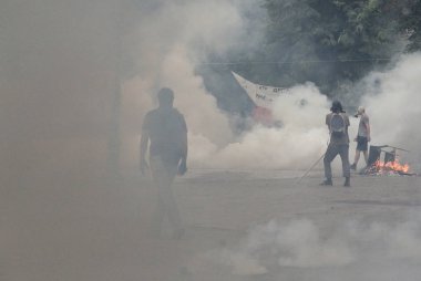 Polis ve göstericiler, 29 Haziran 2011 tarihinde Atina'da hükümetin politikası ve tasarruf kesintilerine karşı düzenlenen 48 saatlik genel grev sırasında Yunan parlamentosu önünde çatıştı.