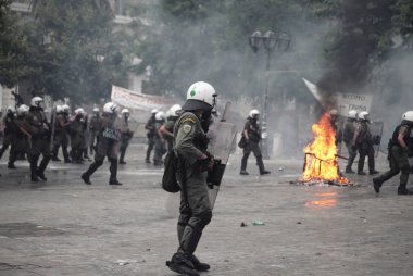 Polis ve göstericiler, 29 Haziran 2011 tarihinde Atina'da hükümetin politikası ve tasarruf kesintilerine karşı düzenlenen 48 saatlik genel grev sırasında Yunan parlamentosu önünde çatıştı.