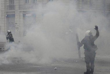 Polis ve göstericiler, 29 Haziran 2011 tarihinde Atina'da hükümetin politikası ve tasarruf kesintilerine karşı düzenlenen 48 saatlik genel grev sırasında Yunan parlamentosu önünde çatıştı.