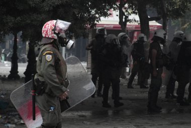 Polis ve göstericiler, 29 Haziran 2011 tarihinde Atina'da hükümetin politikası ve tasarruf kesintilerine karşı düzenlenen 48 saatlik genel grev sırasında Yunan parlamentosu önünde çatıştı.