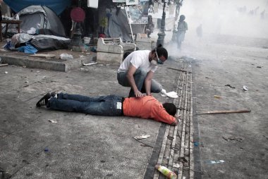 Polis ve göstericiler, 29 Haziran 2011 tarihinde Atina'da hükümetin politikası ve tasarruf kesintilerine karşı düzenlenen 48 saatlik genel grev sırasında Yunan parlamentosu önünde çatıştı.