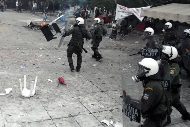 Polis ve göstericiler, 29 Haziran 2011 tarihinde Atina'da hükümetin politikası ve tasarruf kesintilerine karşı düzenlenen 48 saatlik genel grev sırasında Yunan parlamentosu önünde çatıştı.
