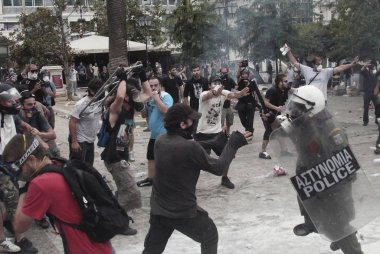 Polis ve göstericiler, 29 Haziran 2011 tarihinde Atina'da hükümetin politikası ve tasarruf kesintilerine karşı düzenlenen 48 saatlik genel grev sırasında Yunan parlamentosu önünde çatıştı.