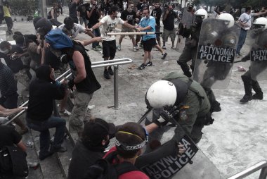 Polis ve göstericiler, 29 Haziran 2011 tarihinde Atina'da hükümetin politikası ve tasarruf kesintilerine karşı düzenlenen 48 saatlik genel grev sırasında Yunan parlamentosu önünde çatıştı.