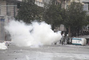 Polis ve göstericiler, 29 Haziran 2011 tarihinde Atina'da hükümetin politikası ve tasarruf kesintilerine karşı düzenlenen 48 saatlik genel grev sırasında Yunan parlamentosu önünde çatıştı.