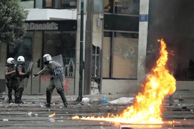 Polis ve göstericiler, 29 Haziran 2011 tarihinde Atina'da hükümetin politikası ve tasarruf kesintilerine karşı düzenlenen 48 saatlik genel grev sırasında Yunan parlamentosu önünde çatıştı.