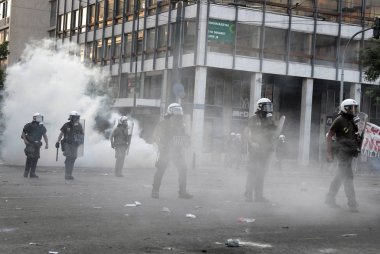 Polis ve göstericiler, 29 Haziran 2011 tarihinde Atina'da hükümetin politikası ve tasarruf kesintilerine karşı düzenlenen 48 saatlik genel grev sırasında Yunan parlamentosu önünde çatıştı.