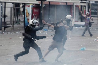 Polis ve göstericiler, 29 Haziran 2011 tarihinde Atina'da hükümetin politikası ve tasarruf kesintilerine karşı düzenlenen 48 saatlik genel grev sırasında Yunan parlamentosu önünde çatıştı.