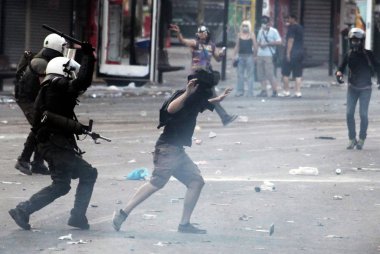 Polis ve göstericiler, 29 Haziran 2011 tarihinde Atina'da hükümetin politikası ve tasarruf kesintilerine karşı düzenlenen 48 saatlik genel grev sırasında Yunan parlamentosu önünde çatıştı.