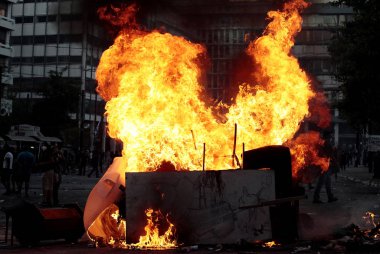 Polis ve göstericiler, 29 Haziran 2011 tarihinde Atina'da hükümetin politikası ve tasarruf kesintilerine karşı düzenlenen 48 saatlik genel grev sırasında Yunan parlamentosu önünde çatıştı.