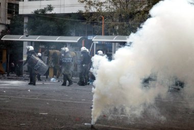 Polis ve göstericiler, 29 Haziran 2011 tarihinde Atina'da hükümetin politikası ve tasarruf kesintilerine karşı düzenlenen 48 saatlik genel grev sırasında Yunan parlamentosu önünde çatıştı.