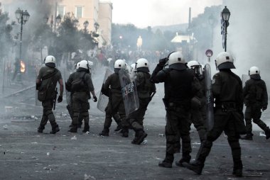 Polis ve göstericiler, 29 Haziran 2011 tarihinde Atina'da hükümetin politikası ve tasarruf kesintilerine karşı düzenlenen 48 saatlik genel grev sırasında Yunan parlamentosu önünde çatıştı.
