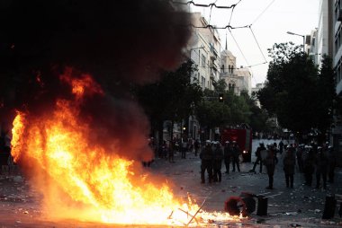 Polis ve göstericiler, 29 Haziran 2011 tarihinde Atina'da hükümetin politikası ve tasarruf kesintilerine karşı düzenlenen 48 saatlik genel grev sırasında Yunan parlamentosu önünde çatıştı.