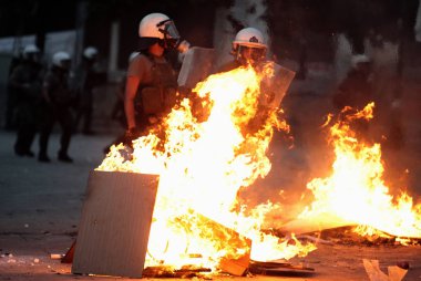 Polis ve göstericiler, 29 Haziran 2011 tarihinde Atina'da hükümetin politikası ve tasarruf kesintilerine karşı düzenlenen 48 saatlik genel grev sırasında Yunan parlamentosu önünde çatıştı.