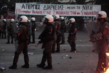 Polis ve göstericiler, 29 Haziran 2011 tarihinde Atina'da hükümetin politikası ve tasarruf kesintilerine karşı düzenlenen 48 saatlik genel grev sırasında Yunan parlamentosu önünde çatıştı.