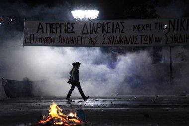 Polis ve göstericiler, 29 Haziran 2011 tarihinde Atina'da hükümetin politikası ve tasarruf kesintilerine karşı düzenlenen 48 saatlik genel grev sırasında Yunan parlamentosu önünde çatıştı.