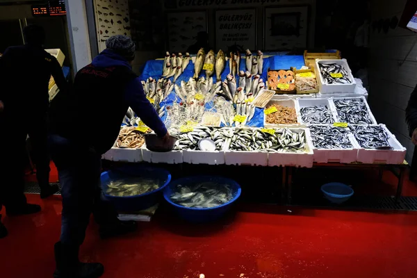 Consommateurs Vendeurs Marché Aux Poissons Istanbul Turquie Janvier 2019 — Photo