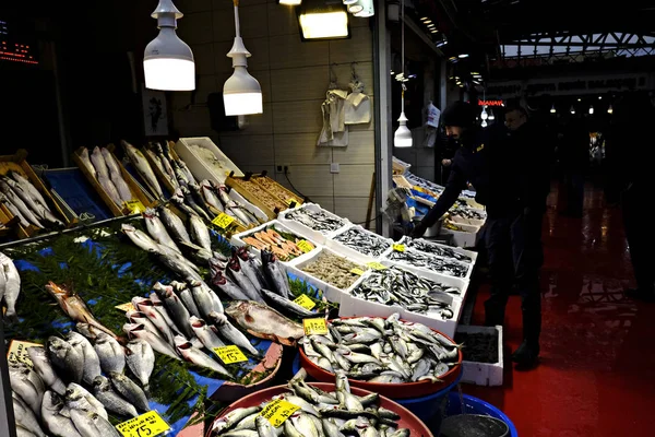 Consumidores Vendedores Mercado Pescado Estambul Turquía Enero 2019 — Foto de Stock