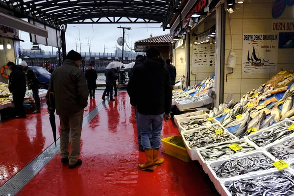 Consumidores Vendedores Mercado Pescado Estambul Turquía Enero 2019 — Foto de Stock