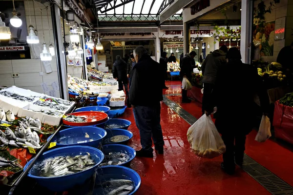 Consumidores Vendedores Mercado Pescado Estambul Turquía Enero 2019 —  Fotos de Stock
