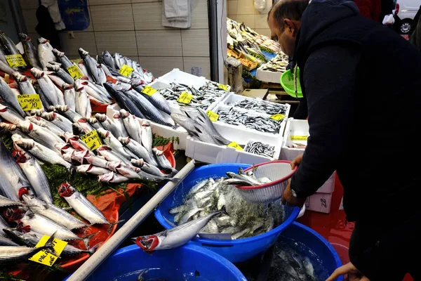 Consumenten Verkopers Fish Market Istanbul Turkey Jan 2019 — Stockfoto