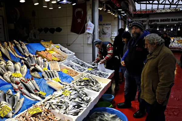 Consumenten Verkopers Fish Market Istanbul Turkey Jan 2019 — Stockfoto