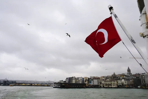 Bandiera Turca Sta Sviluppando Nel Vento Una Barca Istanbul Turchia — Foto Stock