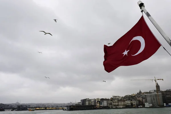 Turecka Flaga Rozwija Się Wiatr Łodzi Stambule Turcja Styczeń 2019 — Zdjęcie stockowe
