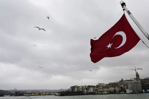 Bandera Turca Está Desarrollando Viento Barco Estambul Turquía Enero 2019 — Foto de Stock