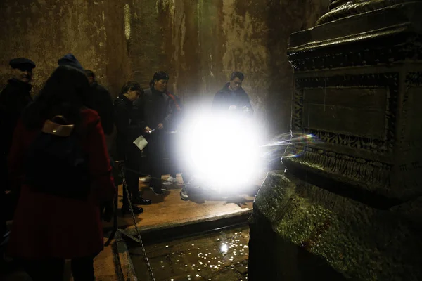 Les Touristes Font Tour Dans Citerne Basilique Qui Est Grande — Photo