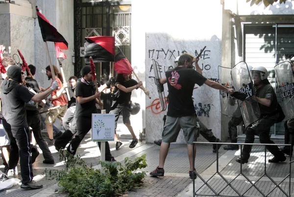 Studenten Botst Met Oproerpolitie Tijdens Een Protest Tegen Het Onderwijsbeleid — Stockfoto