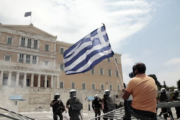 Αστυνομία Και Διαδηλωτές Συγκρούονται Μπροστά Από Ελληνικό Κοινοβούλιο Κατά Διάρκεια — Φωτογραφία Αρχείου