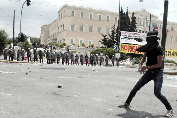 Polis ve göstericiler, 29 Haziran 2011 tarihinde Atina'da hükümetin politikası ve tasarruf kesintilerine karşı düzenlenen 48 saatlik genel grev sırasında Yunan parlamentosu önünde çatıştı.
