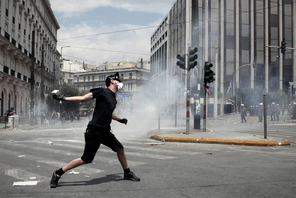 Polis ve göstericiler, 29 Haziran 2011 tarihinde Atina'da hükümetin politikası ve tasarruf kesintilerine karşı düzenlenen 48 saatlik genel grev sırasında Yunan parlamentosu önünde çatıştı.