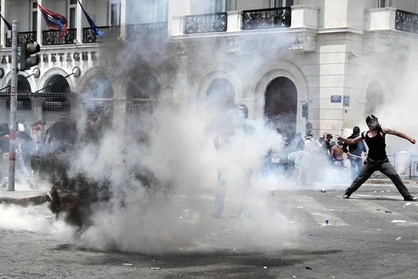 Polis ve göstericiler, 29 Haziran 2011 tarihinde Atina'da hükümetin politikası ve tasarruf kesintilerine karşı düzenlenen 48 saatlik genel grev sırasında Yunan parlamentosu önünde çatıştı.