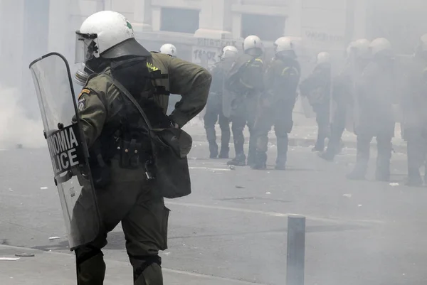 Αστυνομία Και Διαδηλωτές Συγκρούονται Μπροστά Από Ελληνικό Κοινοβούλιο Κατά Διάρκεια — Φωτογραφία Αρχείου