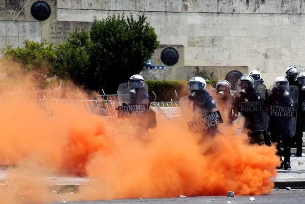 Rendőrség Tüntetők Összecsapása Előtt Görög Parlament Alatt Egy Órás Általános — Stock Fotó