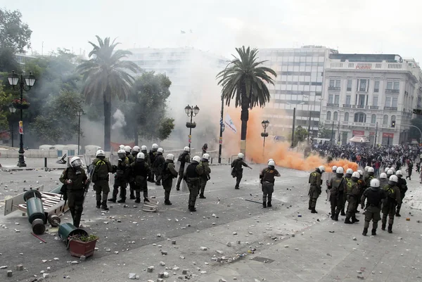 Polis ve göstericiler, 29 Haziran 2011 tarihinde Atina'da hükümetin politikası ve tasarruf kesintilerine karşı düzenlenen 48 saatlik genel grev sırasında Yunan parlamentosu önünde çatıştı.